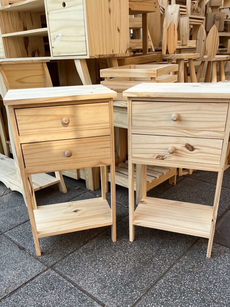 Mesa De Luz De Pino Con 2 Cajones Y Estante